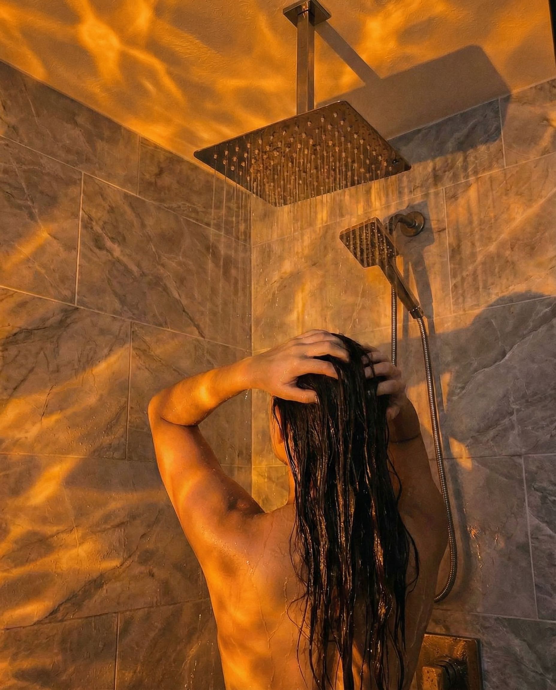 Warm beleuchtete Dusche mit goldenen Lichtreflexen
