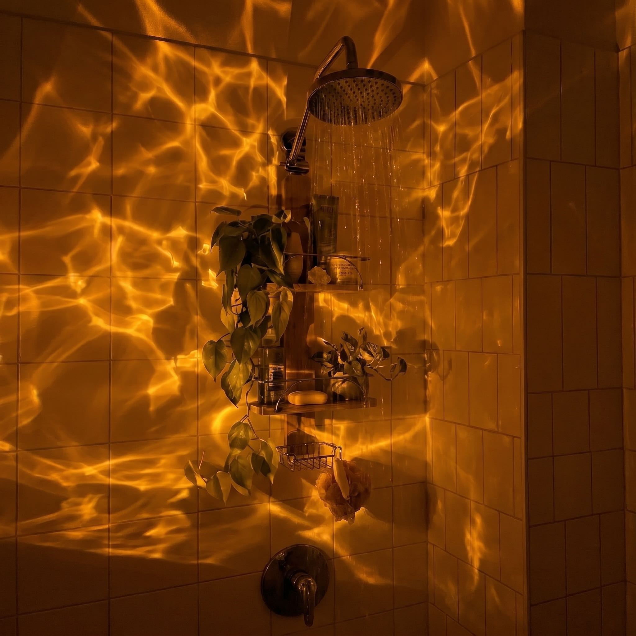 Dunkle Dusche mit warmem bernsteinfarbenem Lure-Glow-Licht